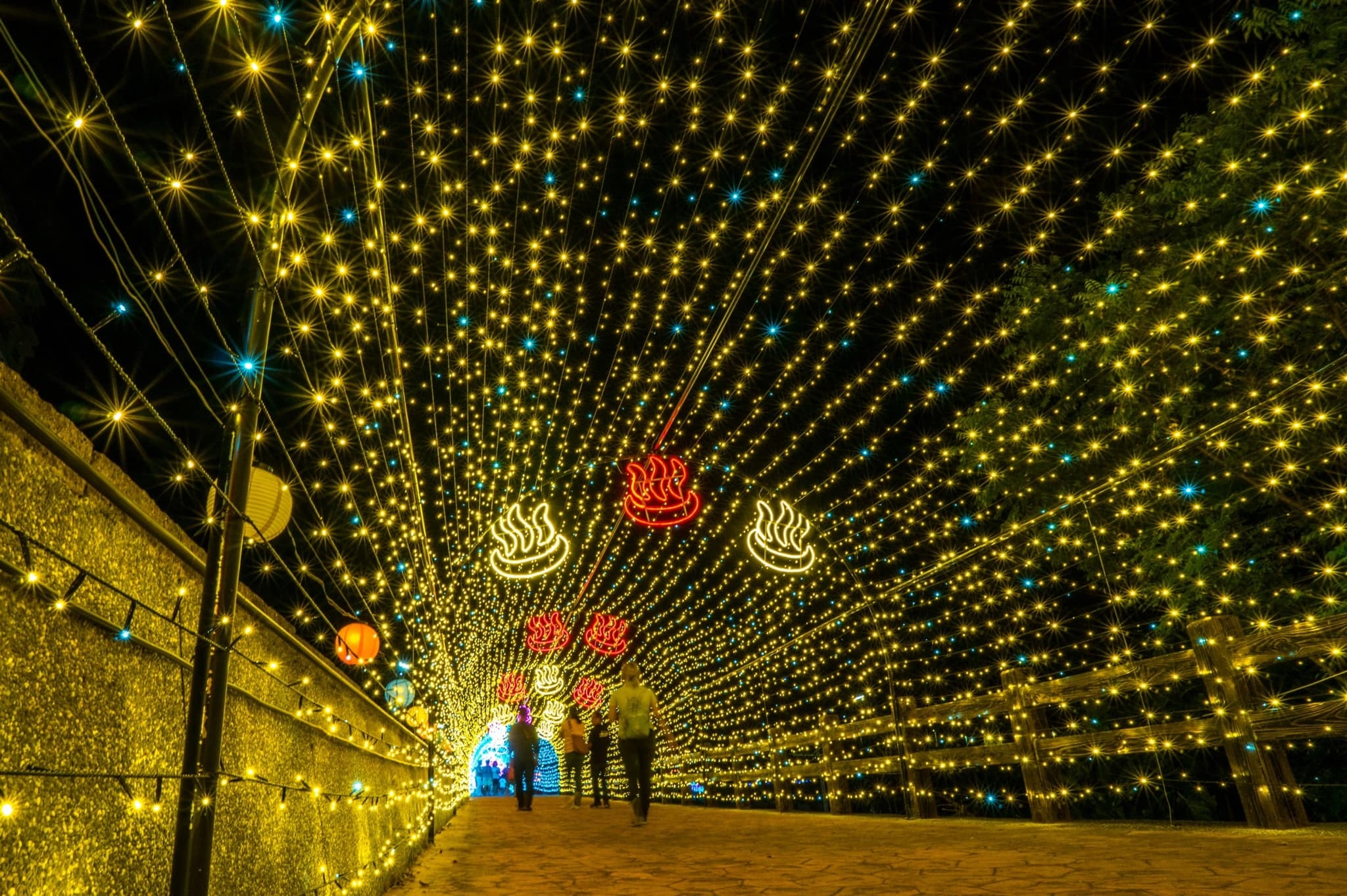 2023臺東知本溫泉季活動一直持續到跨年，並有許多可拍美照的燈光造景（出自台東知本溫泉季FB粉專） 