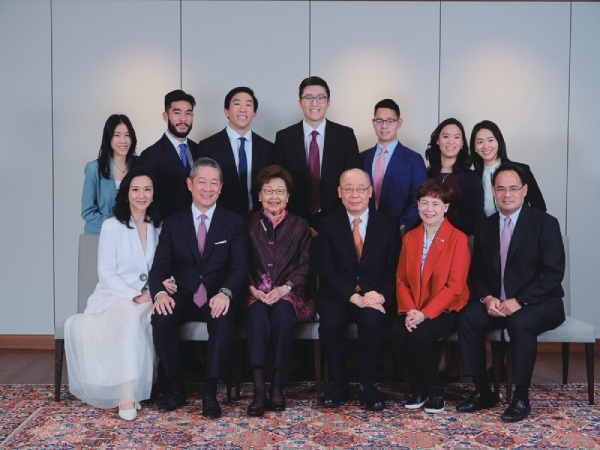 錢復、田玲玲與兒女和孫輩拍攝全家福。