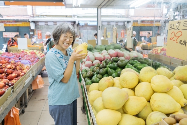 比起超市，郭明宜更喜歡逛傳統市場，感受當令食材帶來的節氣氛圍。