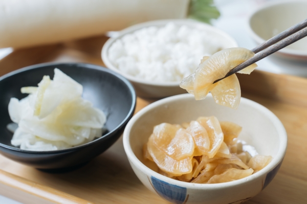 帶皮白蘿蔔加鹽醃漬，去除辛辣味，提高脆口度，調味後成開胃小菜。