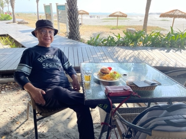 中文課下課後，中川惠章到旗津海邊悠閒用餐。（中川惠章提供）