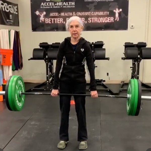 勞倫在接受詹姆斯的訓練的半年後，完成了舉重160磅的目標。