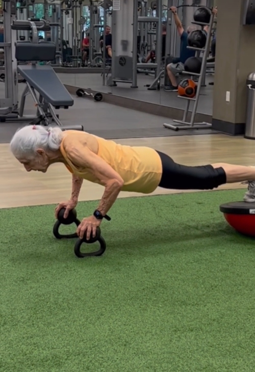 勞倫在67歲時第一次走進健身房，此後便開始了一週5～7天不等的鍛鍊，多年來持續不懈。