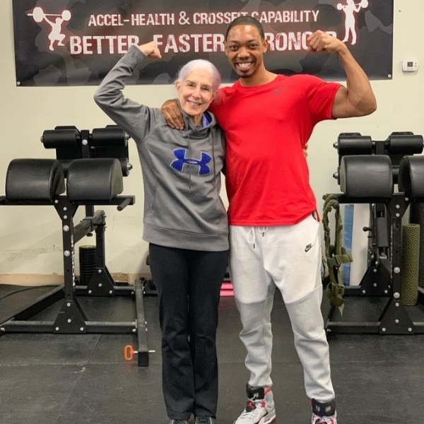 詹姆斯在2018年向勞倫發出訓練邀請，並將訓練過程記錄下來分享於社群媒體之上，激勵了許多人。