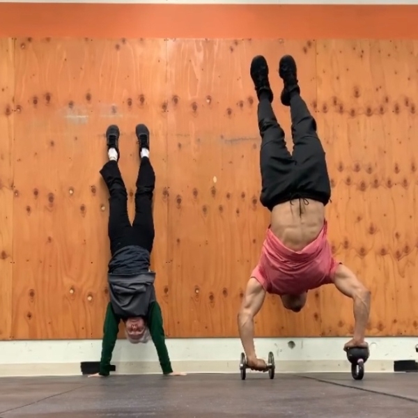 勞倫與比她年輕41歲的教練詹姆斯，一起做手倒立。