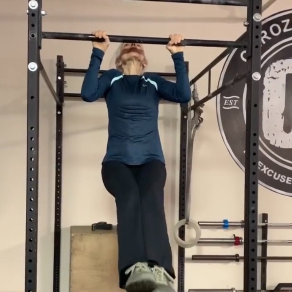 勞倫接受詹姆斯訓練後的第三週，成功完成了第一個引體向上。