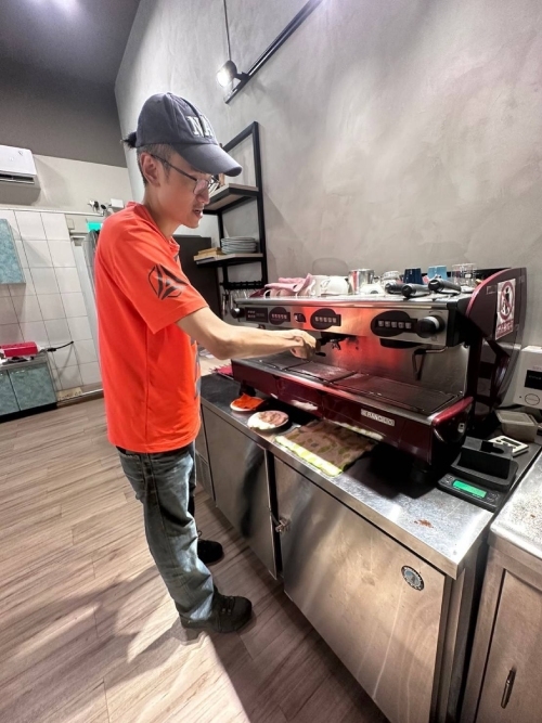 藍白拖曾經到不同環境打工，抱持體驗心態帶給他許多樂趣。