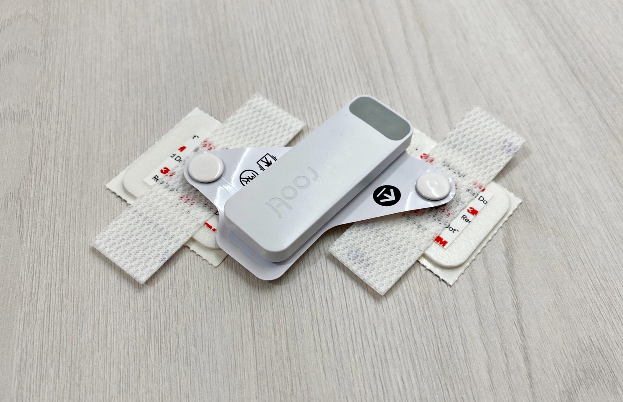 Rooti貼心貼尺寸僅OK繃大小，使用貼片輔助黏貼於胸口即可進行監測，輕便簡單。