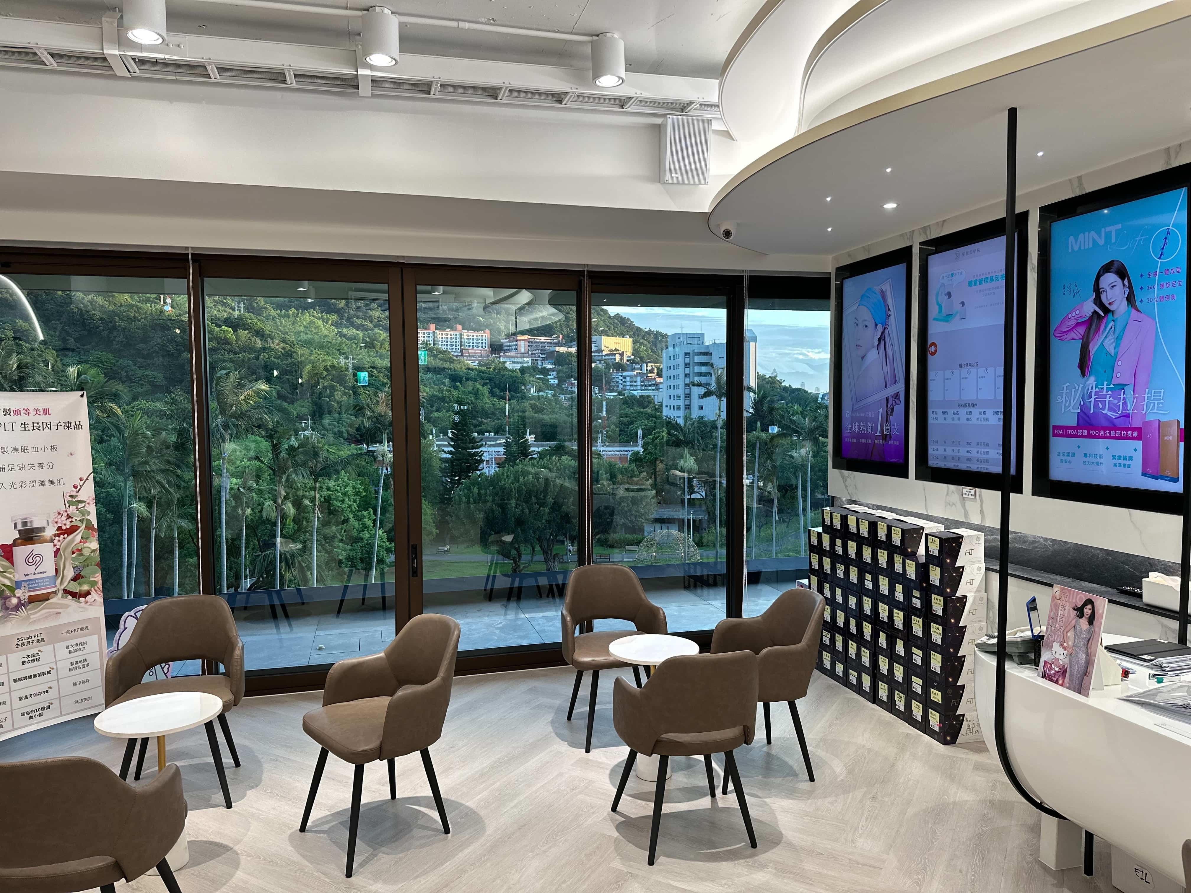 星醫美學院-士林於去年隆重開幕，專業又簡約的風格配上士林官邸的山景，給身心靈帶來極致享受。