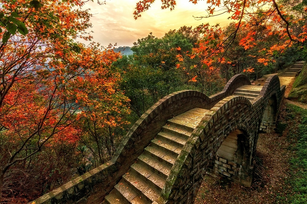 拱北橋是新北著名的賞楓勝地，可欣賞造型優美的雙拱橋。（出自Wikimedia@林承燁）