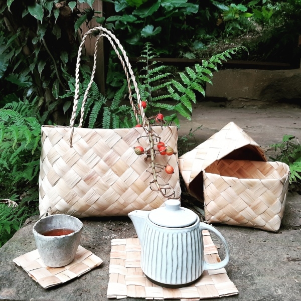 陽明山山屋的月桃手編工作坊，從認識月桃開始，品嚐月桃茶、月桃葉包裹芳香的餐點，並手編成為日常生活使用的器具。