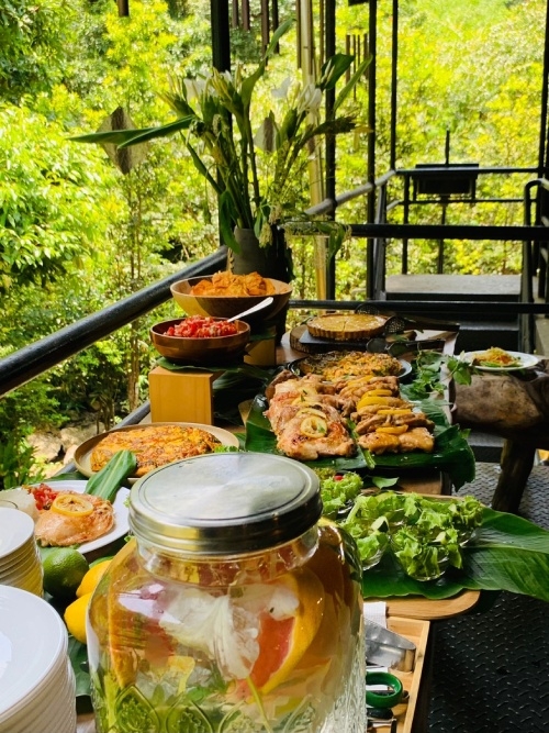 結合新北雙溪農場、書店和陶藝家舉辦行山、靜心、捏陶、自然食活動，從採集開始感受自然的靈氣力量，與自己、與食物、自然對話。