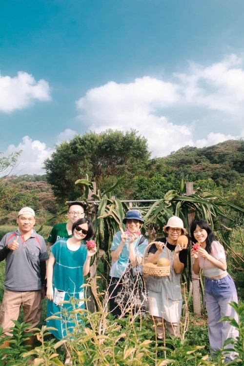 受白米炸彈客楊儒門之邀週末駐點金山南勢湖生態基地，依節氣採集料理，產地餐桌零距離。
