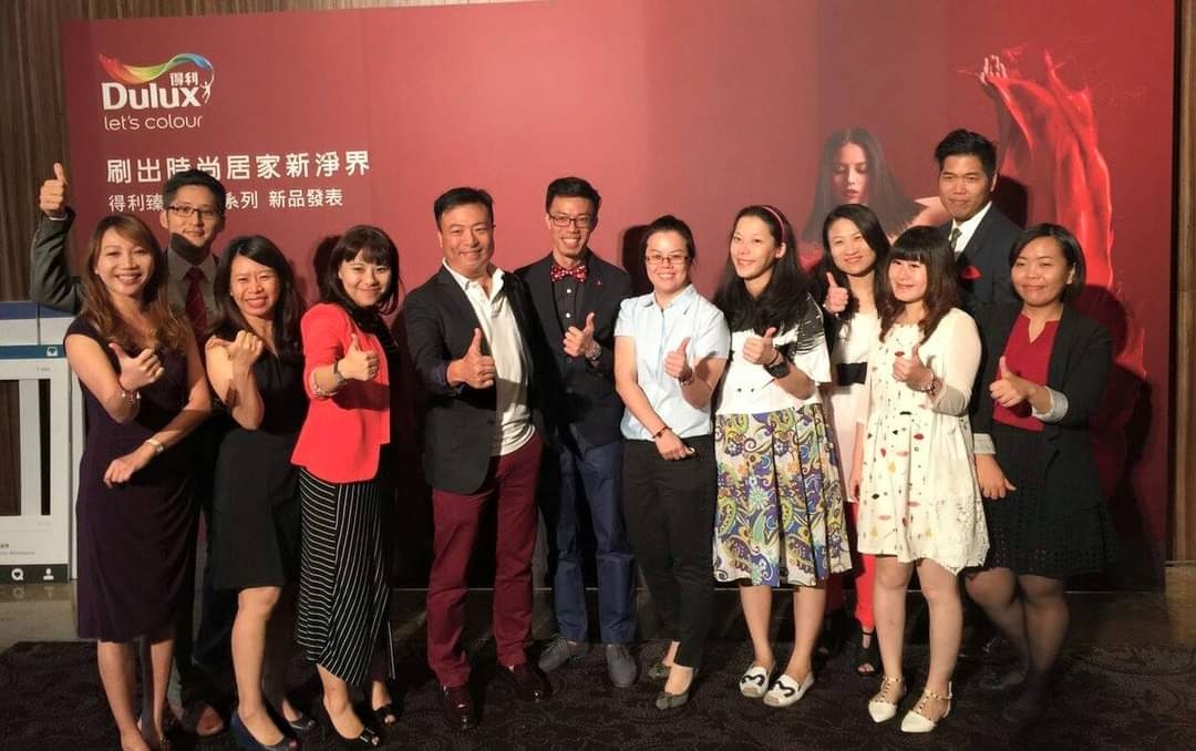 擔任外商品牌經理人孜孜矻矻，努力工作的第一人生。