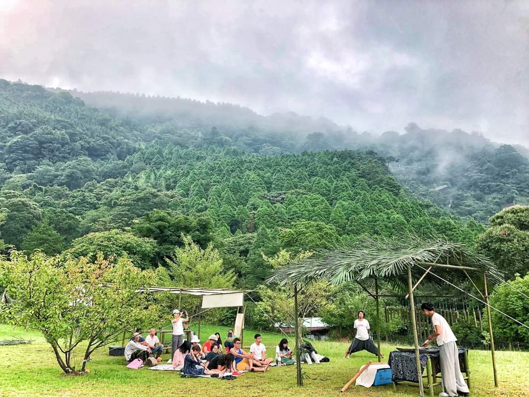 桃園復興半農半Ｘ森山音樂會。以天為幕，以地為席，呼應天地、自然萬物流轉的音律，連結自然界本有的療癒能量，用樂音與山、樹、動物和自己對話～