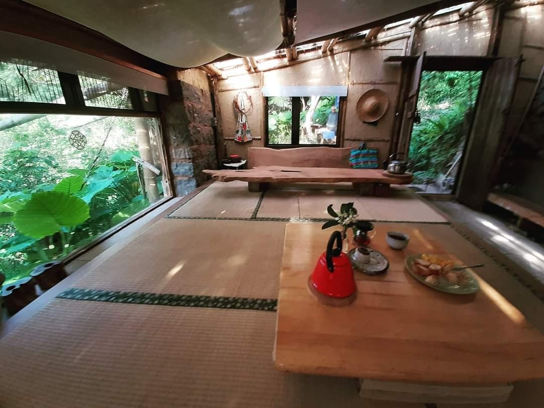 以陽明山安山岩和竹子打造的自然生活實驗基地，小隱於山的山居生活。