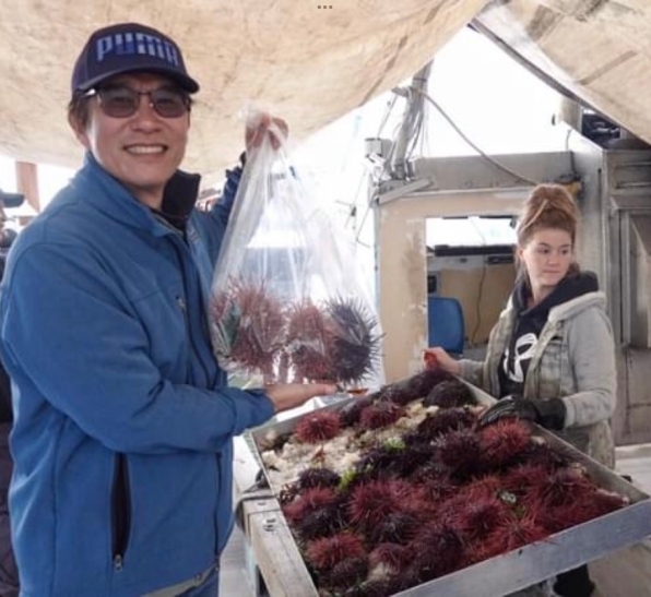 在溫哥華小漁村第一次買新鮮海膽。