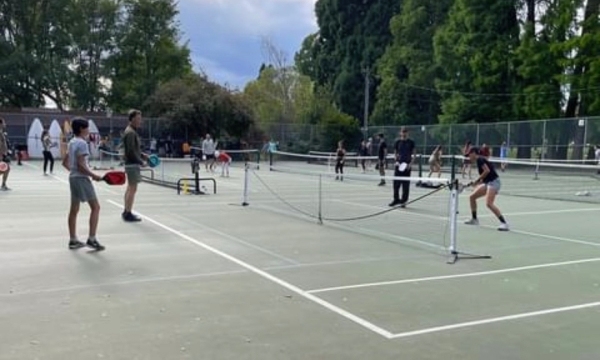 在匹克球發源地，把打球習慣帶回家。