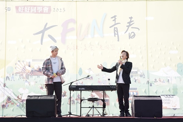 林隆璇及林亭翰父子聯手演出，經典情歌對唱十分動聽。