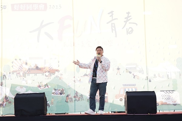 「民歌俠少」施孝榮一現身帶來經典歌曲《歸人沙城》，立刻風靡全場。