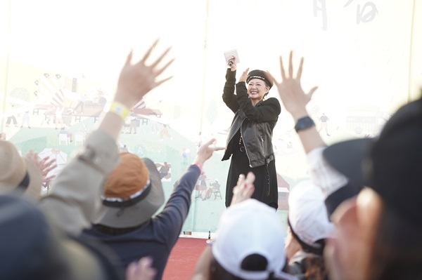 「搖滾教母」金智娟壓軸登場，一首接一首的經典歌曲，把現場氣氛炒到最高點。