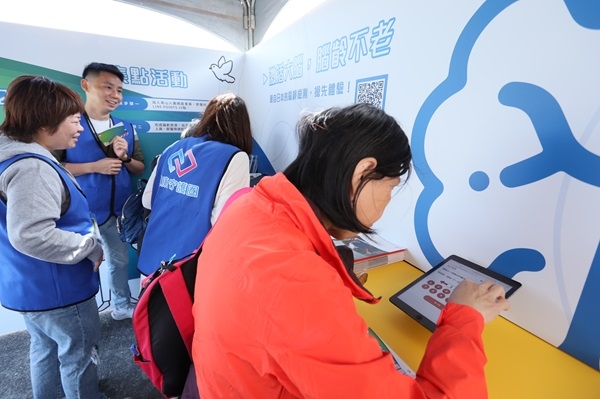 南山人壽在提供「腦年齡大解密」免費檢測，現場了解自己的腦年齡，並可獲得健腦隨身包。