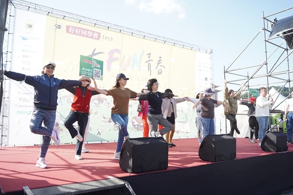 安怡邀請現場民眾挑戰「行動力檢測三招」，更要吃得好、動得好跟睡得好。