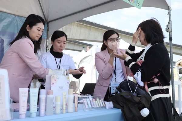 經典日本保養品牌朵茉麗蔻採用來自世界各地的大自然原料，並運用漢方理念，解決熟齡肌膚煩惱。