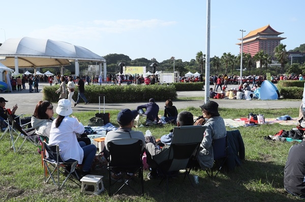 在秋天的陽光草皮下，有好音樂、老同學陪伴，度過悠閒的午後時光。