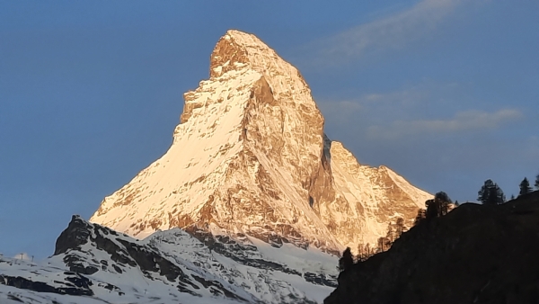 瑞士馬特洪峰白雪皚皚，景色秀麗。能夠親眼見到此般美景，令花甲浪客感到不虛此行。