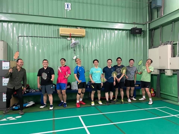 退休生活豐富多元，和球友一起打羽球，也是一大樂事。
