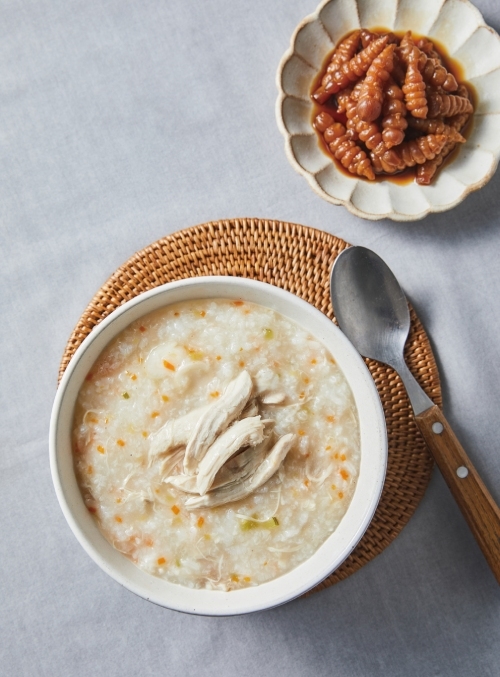 人參雞粥1人份，卡路里356大卡，蛋白質16公克。