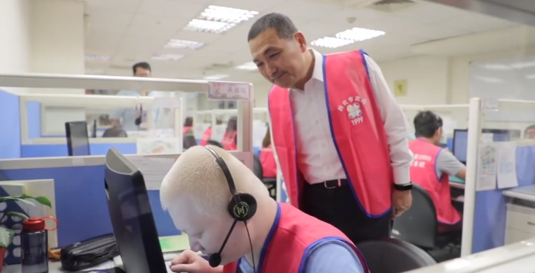 新北市侯友宜市長說：「1999同仁不僅要具備相當程度的專業，耐心和應變能力更是不能少！非常感謝話務中心同仁們的付出，替新北市民解決許多疑難雜症。」