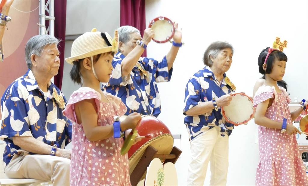 新北市已設立80家日照中心，在日間照顧外，亦結合文康、健康促進、長照諮詢及轉介等服務，讓日照中心成為社區長者的第二個家    。