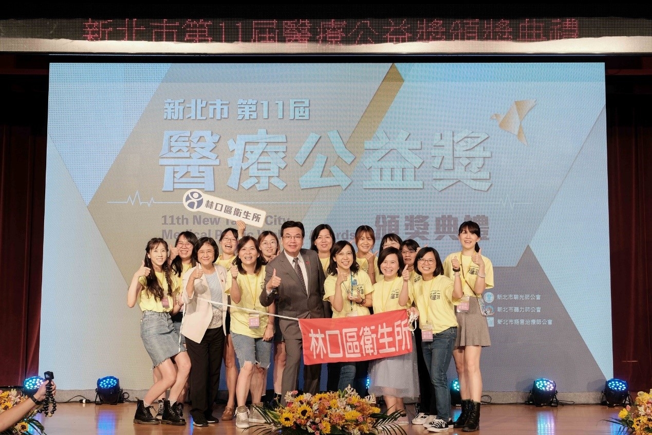 「你的歲月靜好，有人替你負重前行！」截至今年10月，新北市有1萬600多名醫師以及6,700多名醫療從業人員，從防疫期間到日常生活都看到他們付出的身影。新北市府也將秉持為民服務精神，一同為400多萬市民健康把關。 