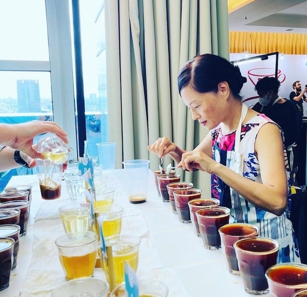 突破重重困難，劉玉嬌在熱愛咖啡領域中鑽研，獲認證為國際評審。（劉玉嬌提供）