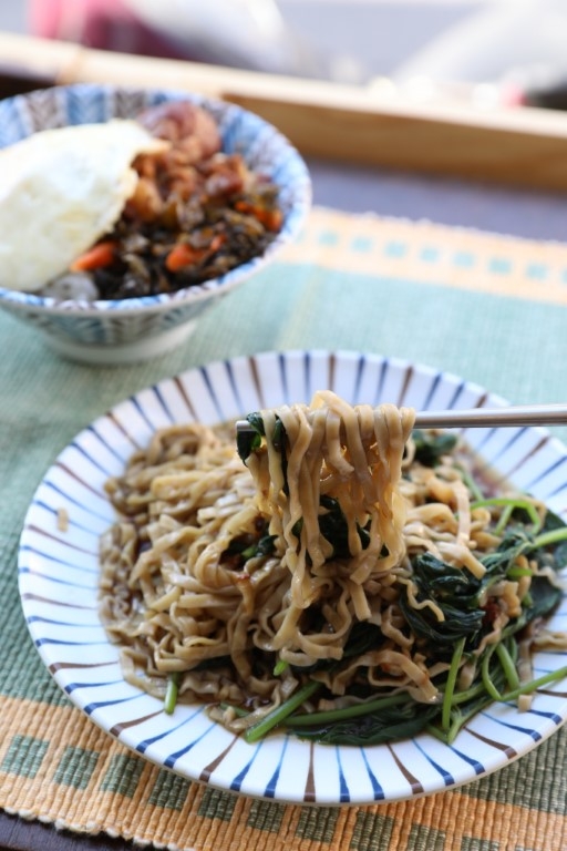 四重溪休閒農業區農家媽媽們自製的小農蔥頭意麵、雨來菇肉燥飯樸實美味。
