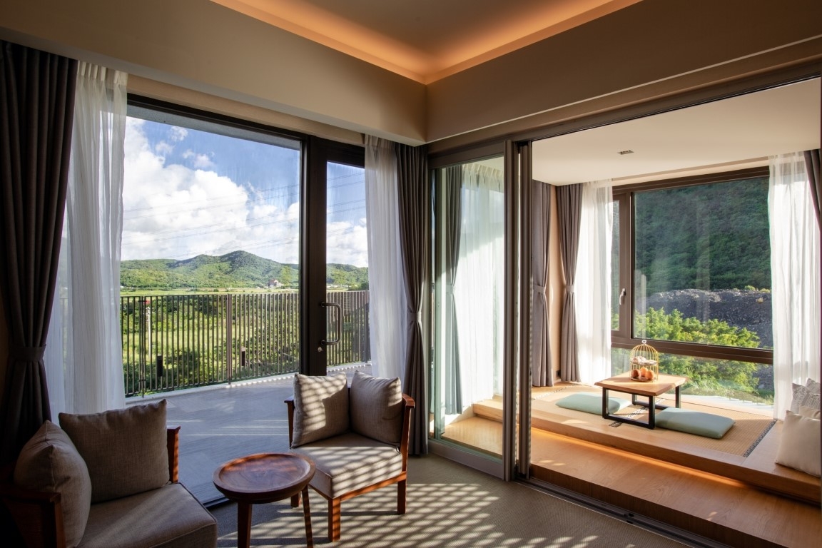 室內空間與窗外山水融為一景，打造出理想的家外身心休憩之地。