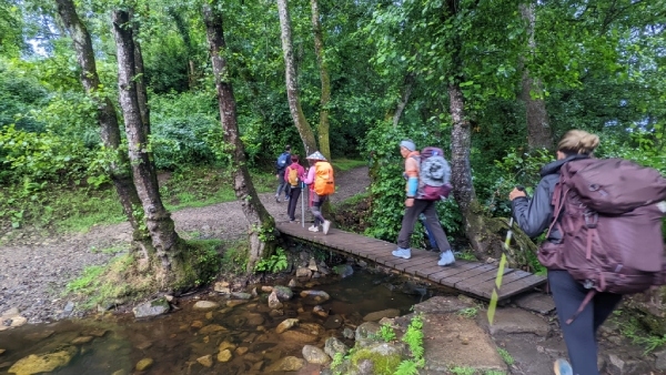 前往西班牙朝聖之路的途中，多數人常常是靠著一個背包度過30、40天。（圖片來源：湯光萍）