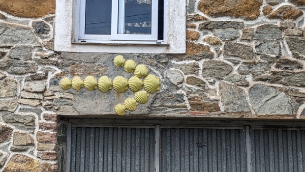 西班牙朝聖之路處處有黃箭頭指引方向，幾乎毋須擔心會迷路。（圖片來源：湯光萍）