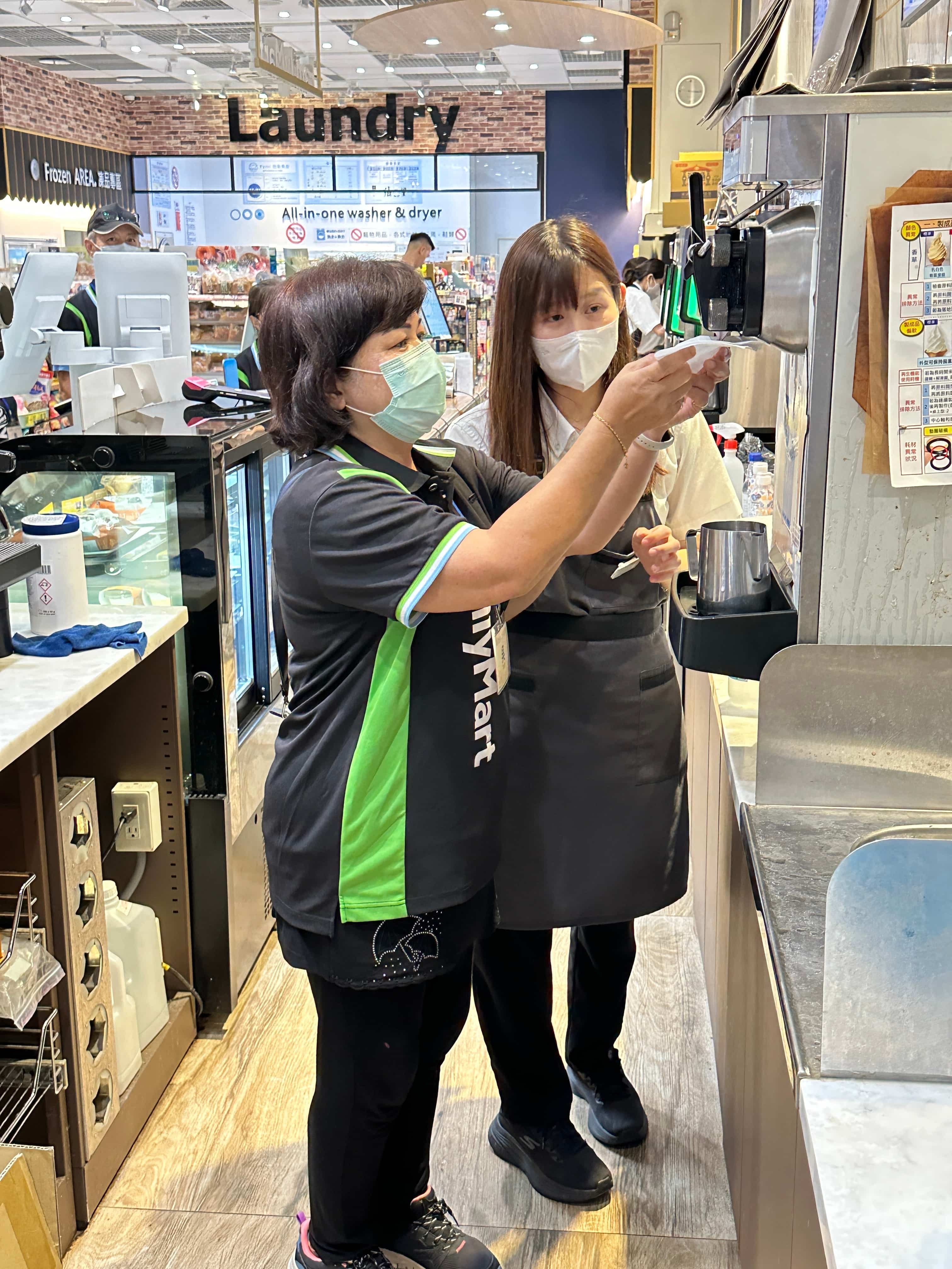 「全家」讓新世代及中高齡夥伴「青銀交流」，在工作上能分享彼此的長處、結合與放大優勢，讓店舖既充滿溫馨與貼心，也保有年輕與活力。 