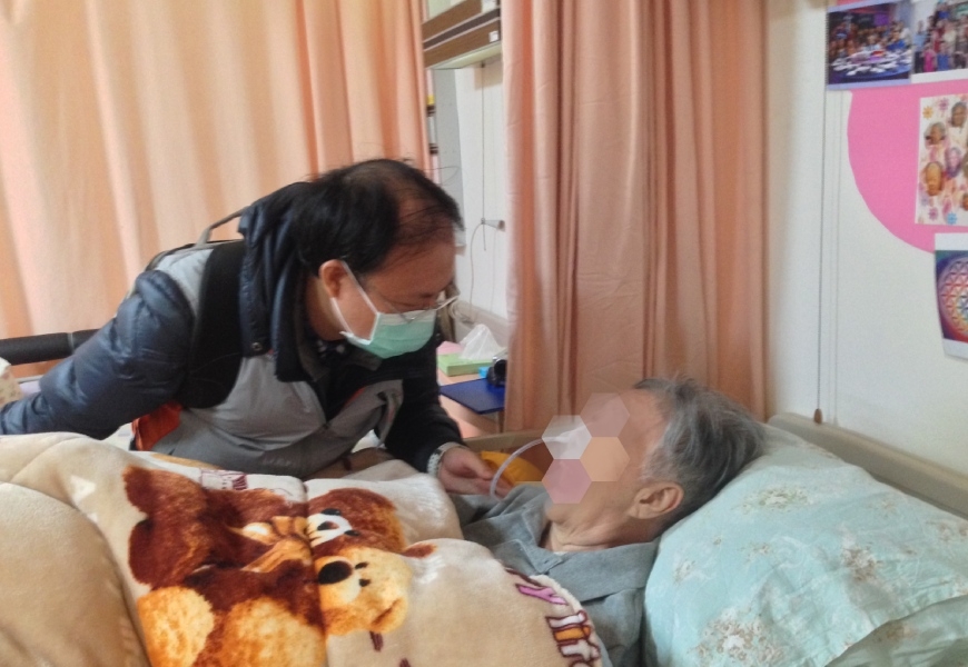 美麗奶奶確診阿茲海默輕度時，便住進安養機構，隨著病況進展搬到養護中心，接受更完善的照護。