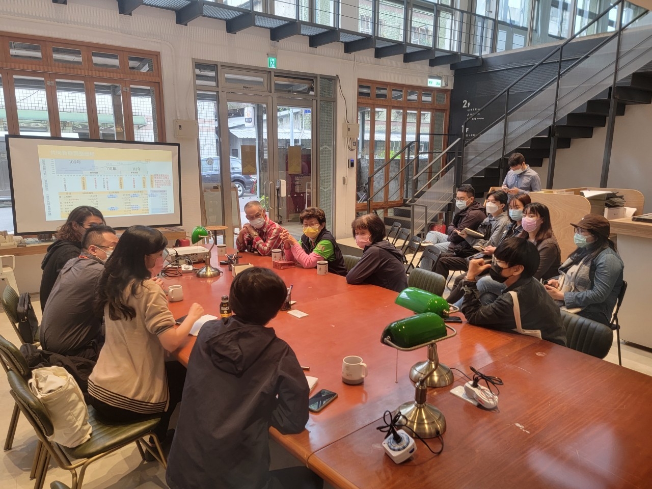 一樓的木質調長桌，提供社區住戶討論事務的舒適空間。