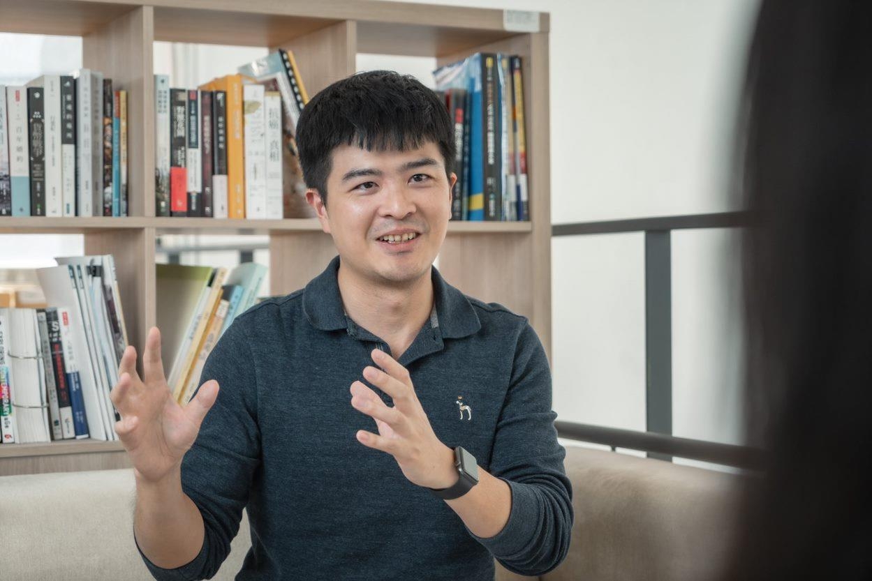 臺北市住都中心資深規劃師蘇彥碩分享都更工作站遷到昌吉基地的優勢。