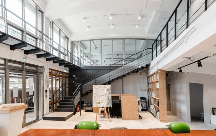 空間OPEN與大面落地窗提升了空間採光，利用設計思維拉近與街坊鄰居的距離。