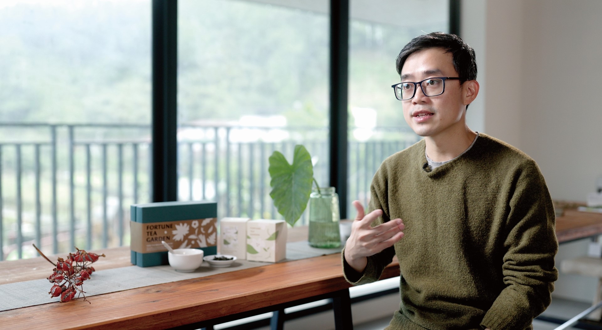 吳柏諺向父母學習茶園的栽種管理及製茶技藝，也結合在其他行業得到的能量，成立「福茶苑Fortune Tea Garden」品牌。