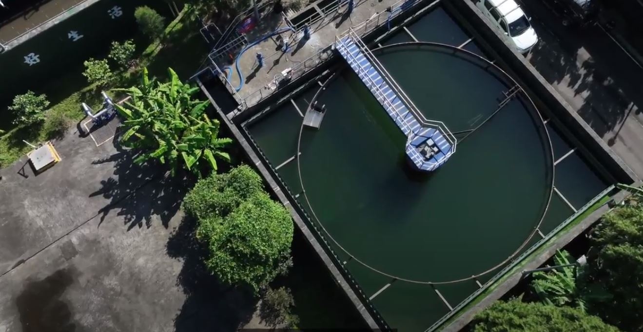 坪林污水處理廠，從淨化、攔汙到生物處理，將回收的污水和污泥轉化為新的能源或農業肥料，進一步促成循環經濟的實現。