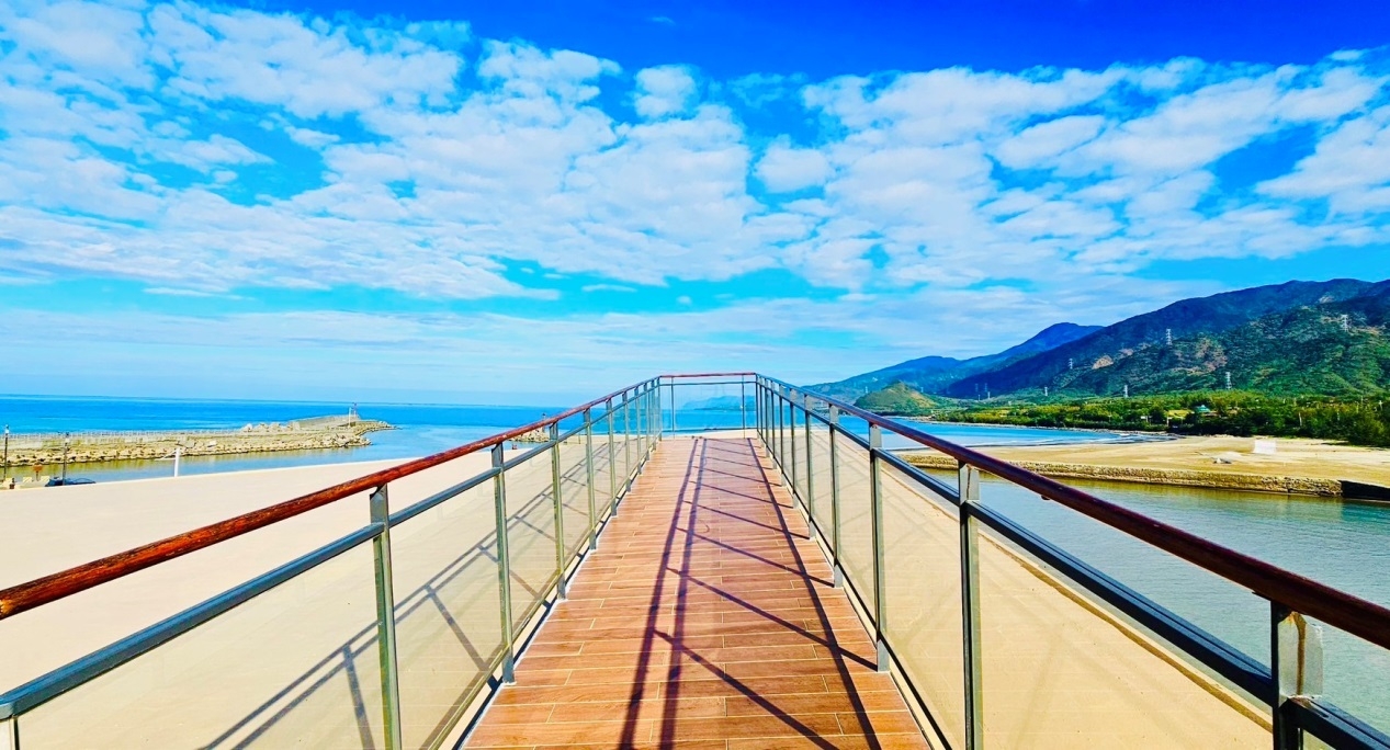 看海美術館屋頂平台仿照海口沙漠地景，設計成一道伸向海中央的吹風看海廊道。
