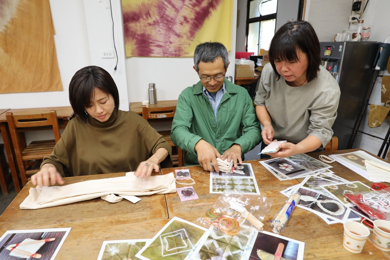 用洋蔥皮做植物染，親手做一個清麗典雅的布包或手帕帶回家！