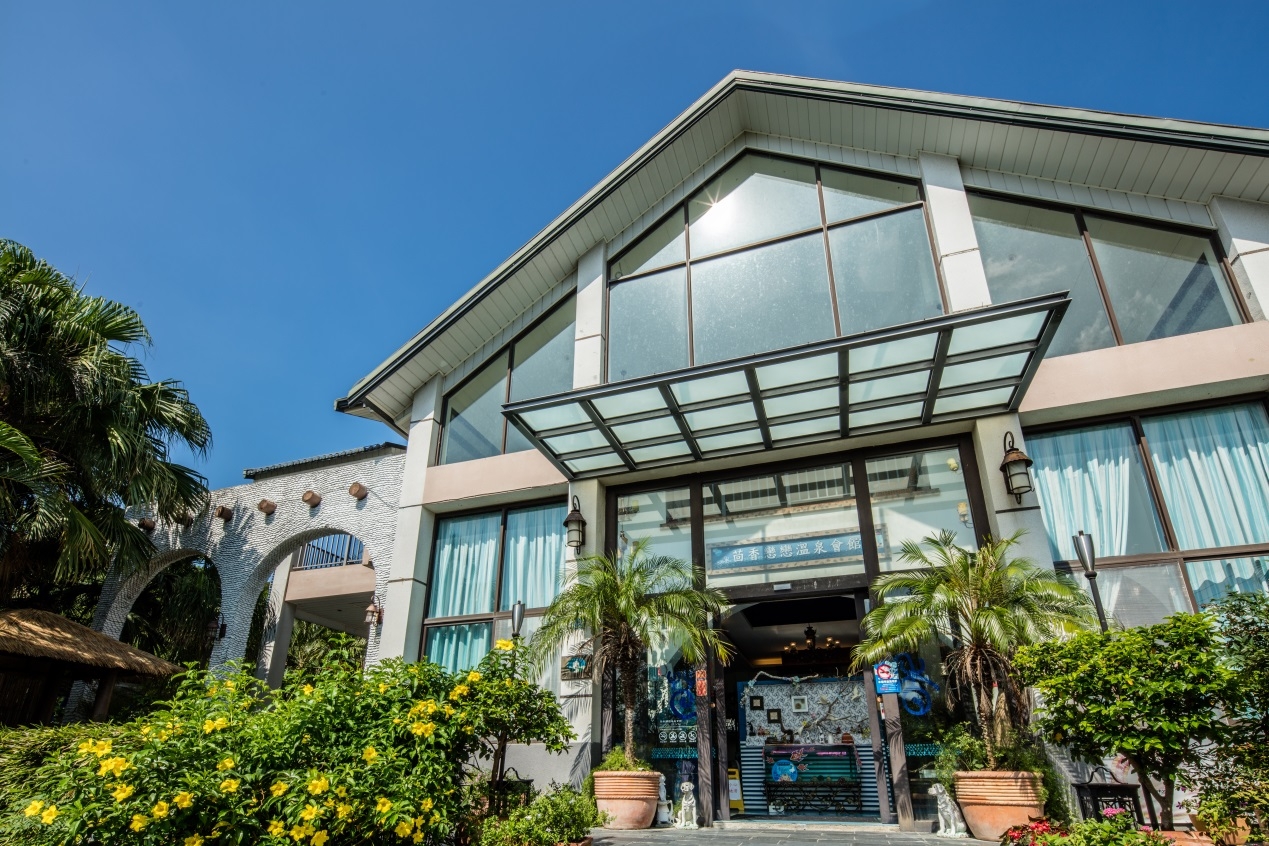 座落在綠樹環抱中的茴香戀戀溫泉會館，環境清幽雅靜。